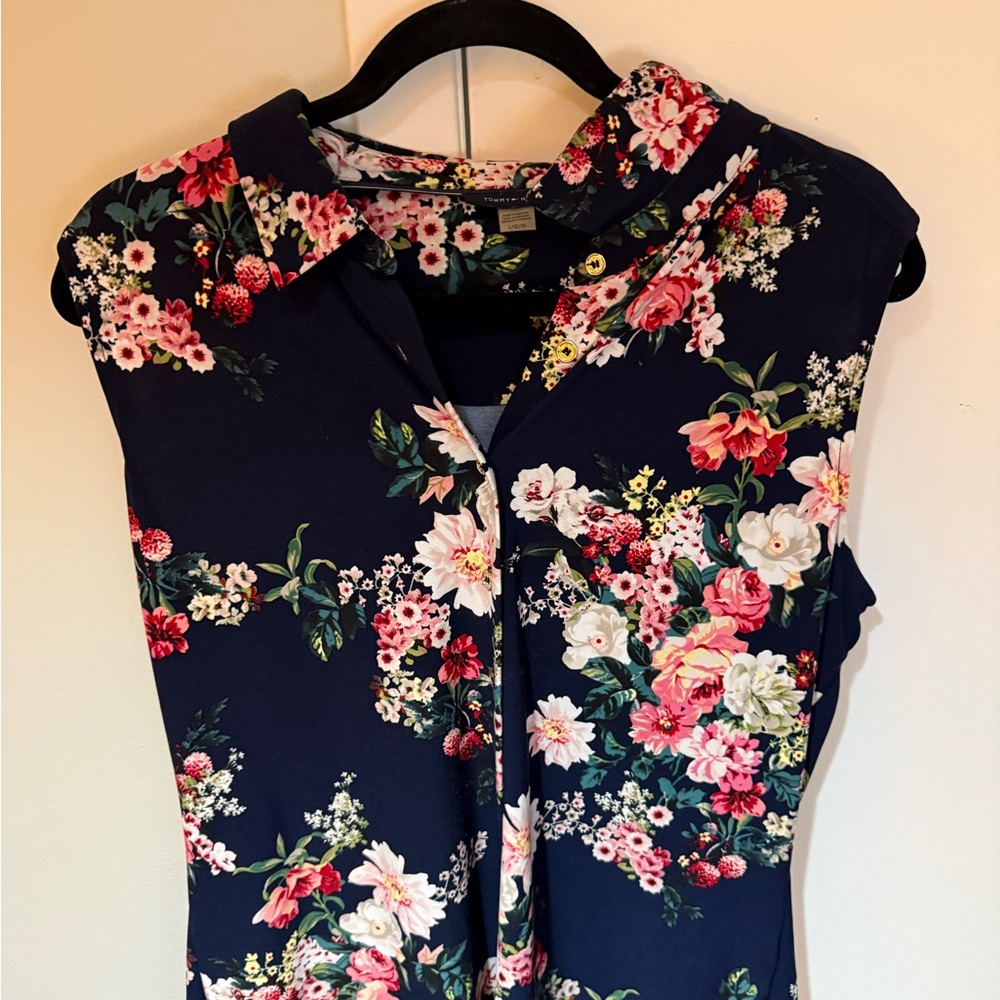NWOT Tommy Hilfiger Pink and Orange Sleeveless Blouse with Notched Collar - Picture 2 of 5